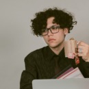 werknemer is chagrijnig omdat de baas het werk te veel controleert