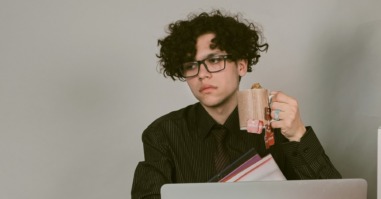 werknemer is chagrijnig omdat de baas het werk te veel controleert