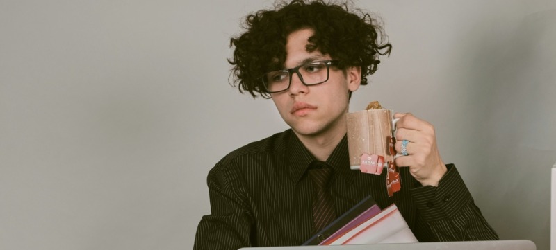 werknemer is chagrijnig omdat de baas het werk te veel controleert