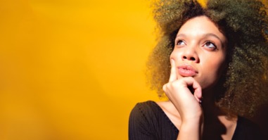 vrouw denkt na over een moeilijke beslissing