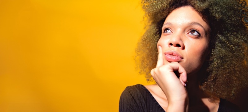 vrouw denkt na over een moeilijke beslissing