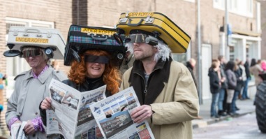 verklede mensen tijdens carnaval