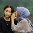 vrouwe biecht een geheim op aan een vriend