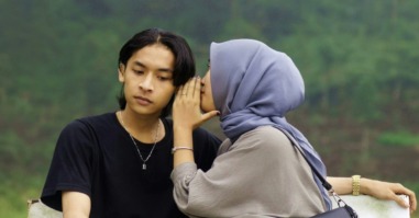 vrouwe biecht een geheim op aan een vriend