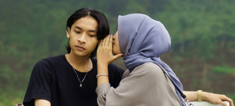 vrouwe biecht een geheim op aan een vriend