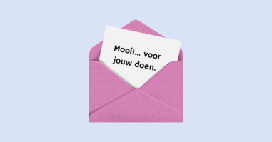 Briefje uit een envelop met de tekst: mooi... voor jouw doen.