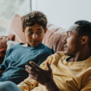 twee mensen zitten samen op de bank en voeren een discussie