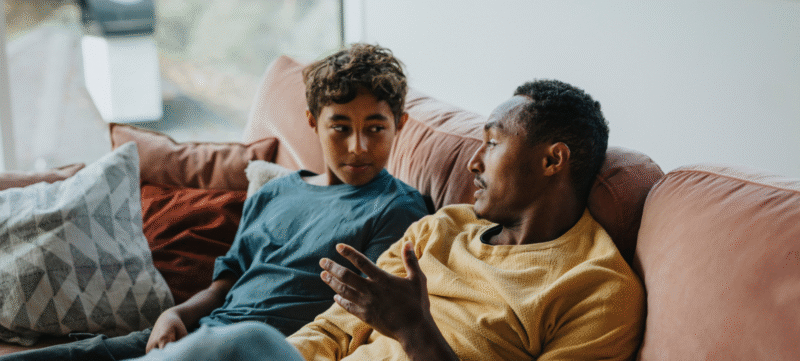 twee mensen zitten samen op de bank en voeren een discussie