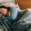 Vrouw ligt te slapen in bed