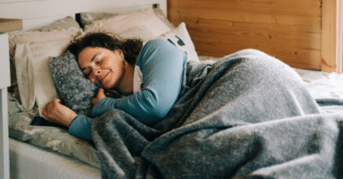 Vrouw ligt te slapen in bed