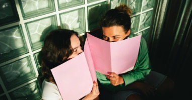 twee vrienden hebben lol met elkaar en begrijpen elkaar goed ondanks hun extravert en introverte eigenschappen