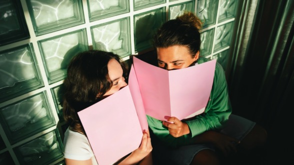 twee vrienden hebben lol met elkaar en begrijpen elkaar goed ondanks hun extravert en introverte eigenschappen