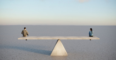twee mensen zitten op een weegschaal hun oordeel te overwegen