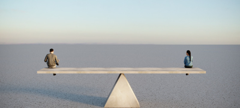 twee mensen zitten op een weegschaal hun oordeel te overwegen