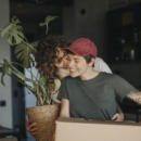 twee mensen zijn aan het verhuizen en de een wijst de ander op een succesvolle manier op diens gedrag