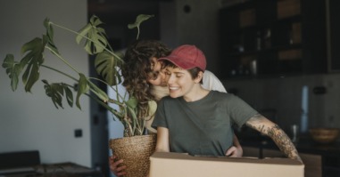 twee mensen zijn aan het verhuizen en de een wijst de ander op een succesvolle manier op diens gedrag