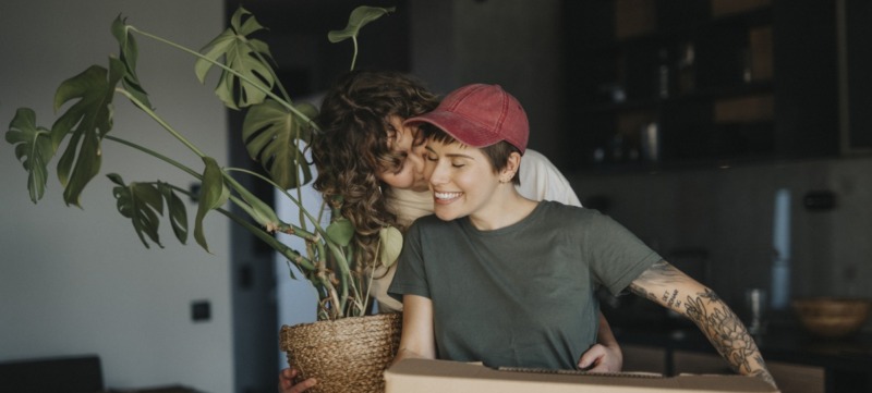 twee mensen zijn aan het verhuizen en de een wijst de ander op een succesvolle manier op diens gedrag