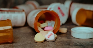 Snoepjes in een potje met pillen om het placebo-effect te illustreren