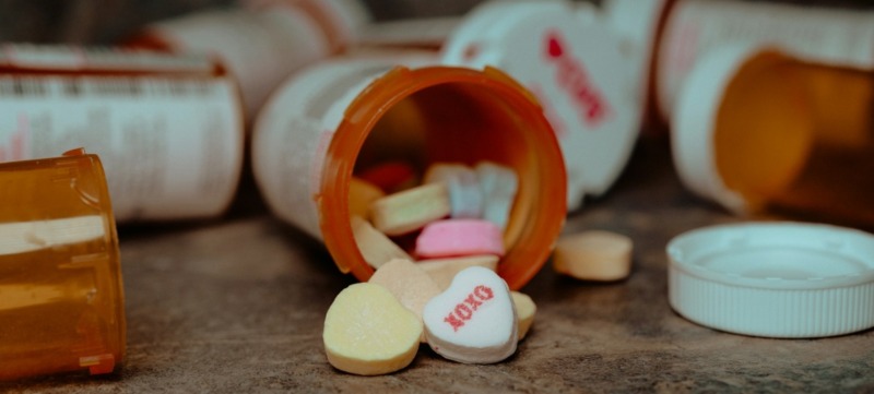 Snoepjes in een potje met pillen om het placebo-effect te illustreren