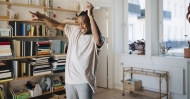 man heeft geen moeite met single zijn en danst alleen door zijn woonkamer