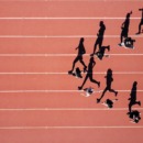 mensen lopen hard op een trackbaan