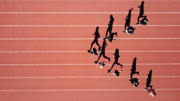 mensen lopen hard op een trackbaan