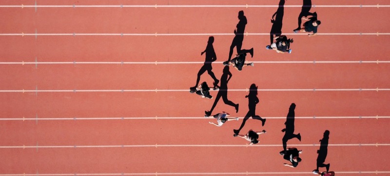 mensen lopen hard op een trackbaan