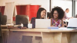 twee collega's hebben samen lol op werk