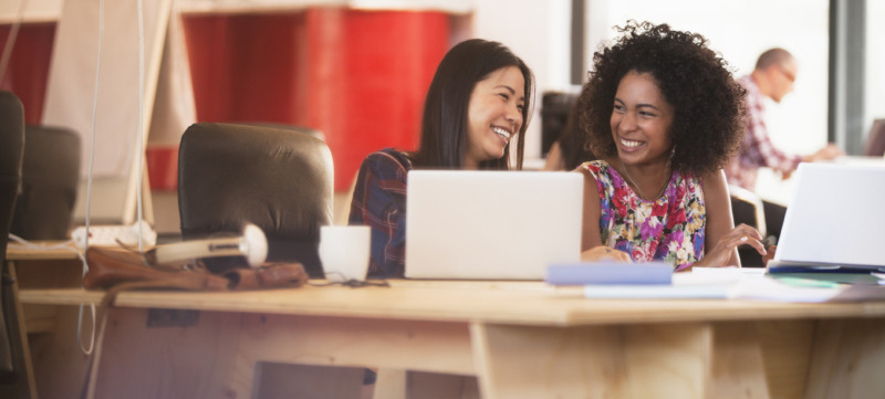 twee collega's hebben samen lol op werk