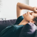 vrouw ligt verbitterd en gefrustreerd op de bank