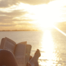 Vrouw is alleen en leest een boek