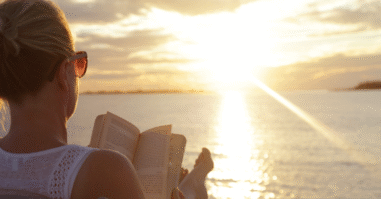 Vrouw is alleen en leest een boek