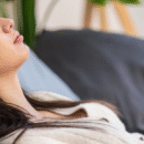 vrouw luistert ontspannen naar muziek met een koptelefoon