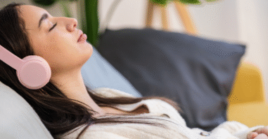 vrouw luistert ontspannen naar muziek met een koptelefoon