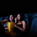 twee vrouwen in de bioscoop ter illustratie bij een artikel over prikkelarme uitjes