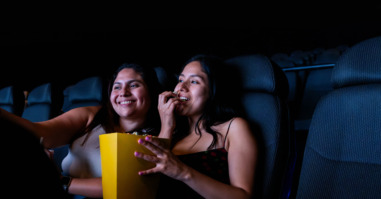 twee vrouwen in de bioscoop ter illustratie bij een artikel over prikkelarme uitjes