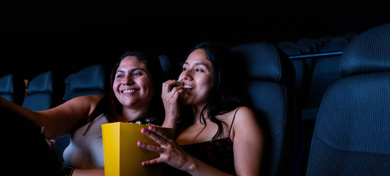 twee vrouwen in de bioscoop ter illustratie bij een artikel over prikkelarme uitjes