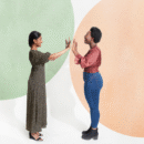 Twee vrouwen die elk in hun eigen bubbel staan