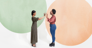 Twee vrouwen die elk in hun eigen bubbel staan