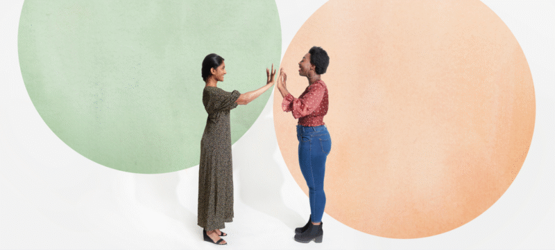 Twee vrouwen die elk in hun eigen bubbel staan