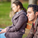 Stel zit op een bank uit elkaar