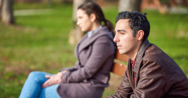 Stel zit op een bank uit elkaar