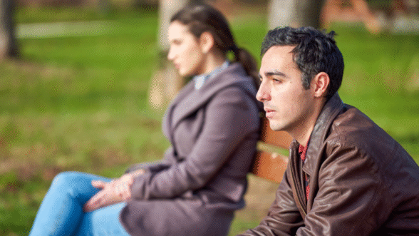 Stel zit op een bank uit elkaar