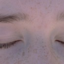 vrouw ontspant met ademhalingsoefeningen