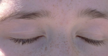 vrouw ontspant met ademhalingsoefeningen