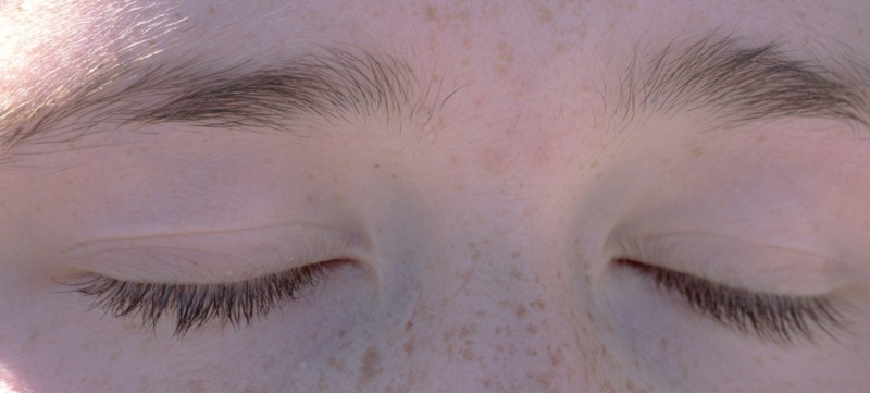 vrouw ontspant met ademhalingsoefeningen