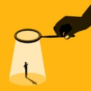 illustratie van een werknemer die met een vergrootglas in de gaten wordt gehouden