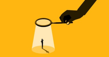 illustratie van een werknemer die met een vergrootglas in de gaten wordt gehouden