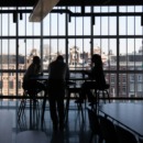 collega's praten over hun priveleven op werk