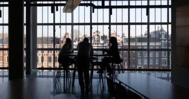 collega's praten over hun priveleven op werk